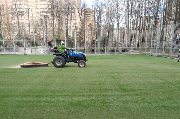 В Липовом парке уложили новый газон на футбольном поле